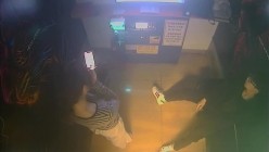 黑客破解KTV包间摄像头偷拍年轻情侣调皮的女生对着摄像头比剪刀手和男友在沙发上做爱小哥经验不足差点早泄 截图1