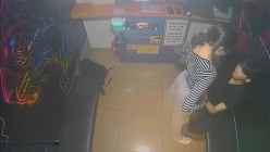 黑客破解KTV包间摄像头偷拍年轻情侣调皮的女生对着摄像头比剪刀手和男友在沙发上做爱小哥经验不足差点早泄 截图3