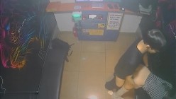 黑客破解KTV包间摄像头偷拍年轻情侣调皮的女生对着摄像头比剪刀手和男友在沙发上做爱小哥经验不足差点早泄 截图5