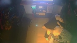 黑客破解KTV包间摄像头偷拍年轻情侣调皮的女生对着摄像头比剪刀手和男友在沙发上做爱小哥经验不足差点早泄 截图6