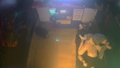 黑客破解KTV包间摄像头偷拍年轻情侣调皮的女生对着摄像头比剪刀手和男友在沙发上做爱小哥经验不足差点早泄 截图13