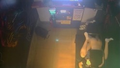黑客破解KTV包间摄像头偷拍年轻情侣调皮的女生对着摄像头比剪刀手和男友在沙发上做爱小哥经验不足差点早泄 截图15