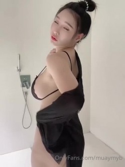 【你的淫荡姨妈】泰国轻熟人妻型巨乳网黄御姐「Muaymyb」露脸大尺度私拍 风骚露出男女通吃多穴满足 截图2