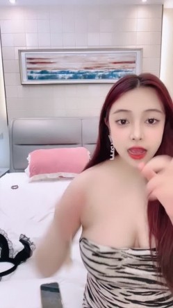 【小白兔双飞】极品姐妹花 跪舔大鸡巴 无套内射 表情好骚 精液流出来了 截图1