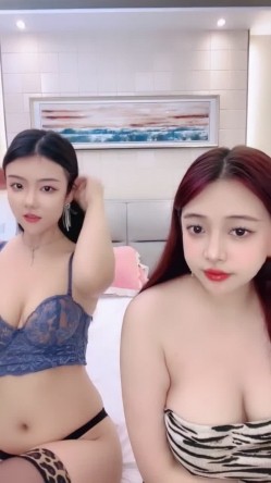 【小白兔双飞】极品姐妹花 跪舔大鸡巴 无套内射 表情好骚 精液流出来了 截图2
