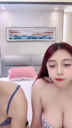 【小白兔双飞】极品姐妹花 跪舔大鸡巴 无套内射 表情好骚 精液流出来了 截图5