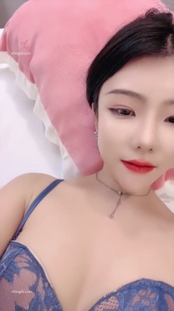 【小白兔双飞】极品姐妹花 跪舔大鸡巴 无套内射 表情好骚 精液流出来了 截图6