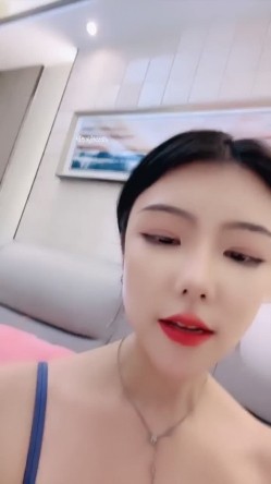 【小白兔双飞】极品姐妹花 跪舔大鸡巴 无套内射 表情好骚 精液流出来了 截图7