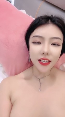 【小白兔双飞】极品姐妹花 跪舔大鸡巴 无套内射 表情好骚 精液流出来了 截图11