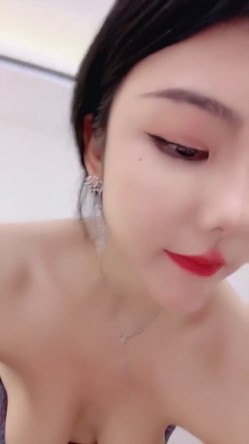 【小白兔双飞】极品姐妹花 跪舔大鸡巴 无套内射 表情好骚 精液流出来了 截图15
