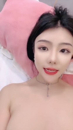 【小白兔双飞】极品姐妹花 跪舔大鸡巴 无套内射 表情好骚 精液流出来了 截图16