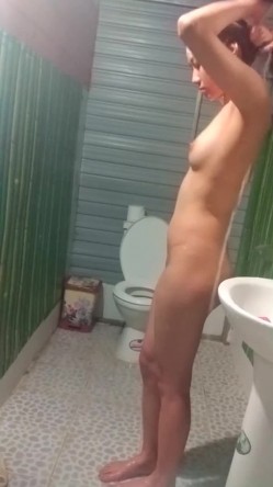 窗外偷拍仙女小姐姐洗澡,多少人的梦中情人,今日被我看光了身子 截图10