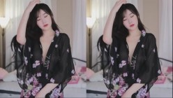 著名女团成员『韩雅』更大尺度更刺激挑逗 旗舰级暗黑女神放纵 豪乳蹦出乱颤 截图5