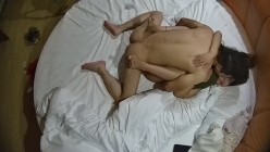 情趣台 女人还没睁眼 就握住鸡鸡在揉搓 像不像自家媳妇儿 然后转身屁投贴上 大战一触即发 截图11