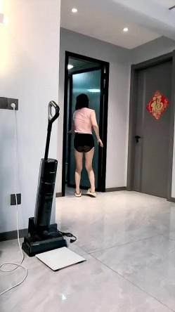 【丝丝诱惑】牛X叫水电工上门维修当面露出直播 不断的说勾引他 勾引水电工 狂射一身 截图1