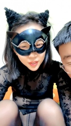 开档黑丝诱人的嫂子激情上位坐插大哥，浪叫不止让大哥玩弄骚奶子，压在身下快速抽插射了一逼，舔弄奶油鸡巴 截图8