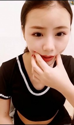 强烈推荐清纯可爱高颜值大美女主播身材性感乳房饱满坚挺光屁屁练跳绳三角地带超诱人对白清晰 截图1