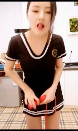 强烈推荐清纯可爱高颜值大美女主播身材性感乳房饱满坚挺光屁屁练跳绳三角地带超诱人对白清晰 截图12