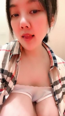 极品奶妈的诱惑，全程露脸第一次见这种奶罩子，奶水充足逼逼肥美多汁，自己吃奶挤水抠骚逼，表情好骚真刺激 截图2
