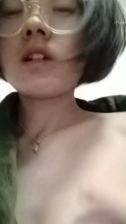 百度云泄密流出 ️样子文静的反差婊少妇吴音日常照和网友酒店开房淫乱3P视频 截图2