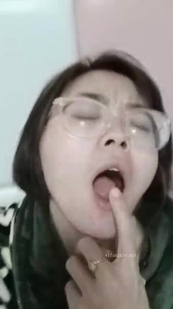 百度云泄密流出 ️样子文静的反差婊少妇吴音日常照和网友酒店开房淫乱3P视频 截图7