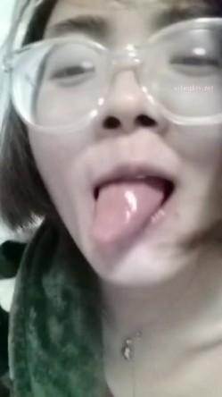 百度云泄密流出 ️样子文静的反差婊少妇吴音日常照和网友酒店开房淫乱3P视频 截图14