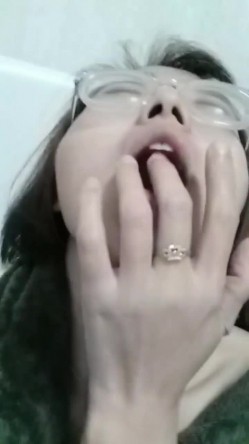 百度云泄密流出 ️样子文静的反差婊少妇吴音日常照和网友酒店开房淫乱3P视频 截图15