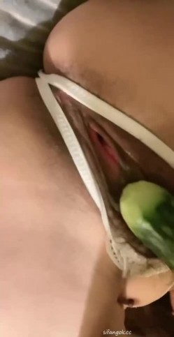 快手泄密！高颜值御姐【叶子姐姐】极骚露脸福利，裸舞自慰，各种场地户外啪啪 截图7