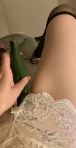 快手泄密！高颜值御姐【叶子姐姐】极骚露脸福利，裸舞自慰，各种场地户外啪啪 截图12