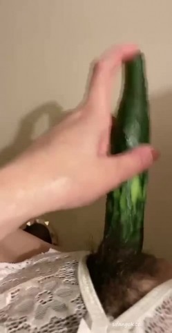 快手泄密！高颜值御姐【叶子姐姐】极骚露脸福利，裸舞自慰，各种场地户外啪啪 截图16