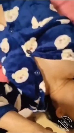 【披风少年爱老妈】睡前大干老妈，连续高潮三次。听声可射，国语对白，25分钟一镜到底 截图1