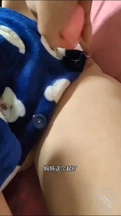 【披风少年爱老妈】睡前大干老妈，连续高潮三次。听声可射，国语对白，25分钟一镜到底 截图6