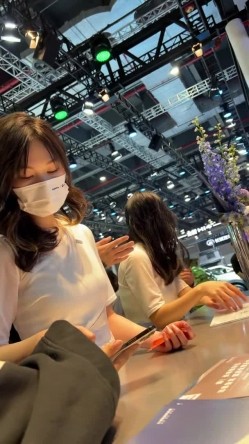 [超级裙底]最新2023上海车展各色美女模特 总有一款你喜欢 截图1