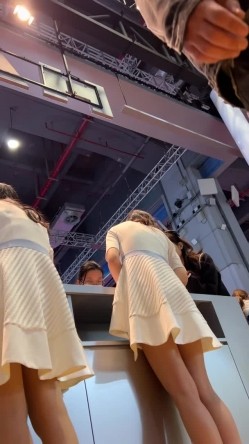[超级裙底]最新2023上海车展各色美女模特 总有一款你喜欢 截图15