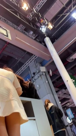 [超级裙底]最新2023上海车展各色美女模特 总有一款你喜欢 截图16