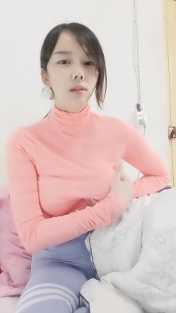 有奶水的小阿姨，全程露脸气质风骚又迷人，家里有人还陪狼友发骚，揉奶玩逼舔淫水，尿尿给你看挤奶诱惑好骚 截图1
