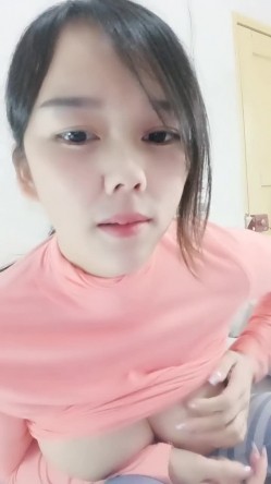 有奶水的小阿姨，全程露脸气质风骚又迷人，家里有人还陪狼友发骚，揉奶玩逼舔淫水，尿尿给你看挤奶诱惑好骚 截图2