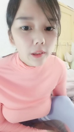 有奶水的小阿姨，全程露脸气质风骚又迷人，家里有人还陪狼友发骚，揉奶玩逼舔淫水，尿尿给你看挤奶诱惑好骚 截图3