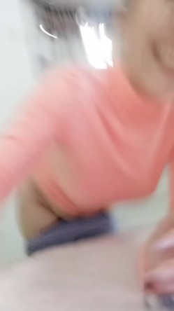 有奶水的小阿姨，全程露脸气质风骚又迷人，家里有人还陪狼友发骚，揉奶玩逼舔淫水，尿尿给你看挤奶诱惑好骚 截图6