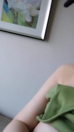 美女自拍福利-皮肤白皙诱人身材胸大腰细美女 性感开裆黑丝高跟鞋 沙发上极度诱惑 截图9