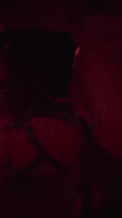 推特30万粉约炮大神【幸运儿】订阅私拍，巨乳蜂腰肥臀女人中的极品，各种交合淫乱 截图6
