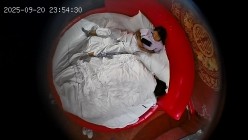 上帝视角 大红的圆床情趣房 一对年轻小情侣热情似火 小哥冲起来就是电动小马达 让美女有爽到 截图6