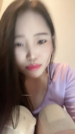 极品尤物小少妇【月亮躲在云朵】天然巨乳 极品无毛馒头粉鲍一线天 甜奶吃鸡吧 大鸡巴插穴怼屏自慰 截图2