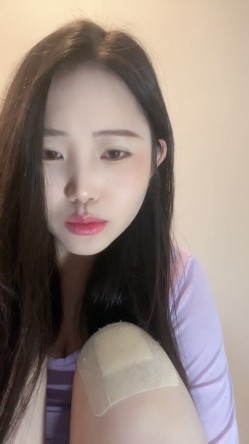 极品尤物小少妇【月亮躲在云朵】天然巨乳 极品无毛馒头粉鲍一线天 甜奶吃鸡吧 大鸡巴插穴怼屏自慰 截图3