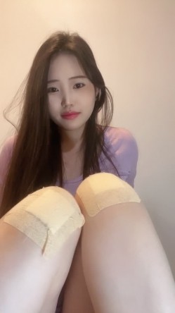 极品尤物小少妇【月亮躲在云朵】天然巨乳 极品无毛馒头粉鲍一线天 甜奶吃鸡吧 大鸡巴插穴怼屏自慰 截图5