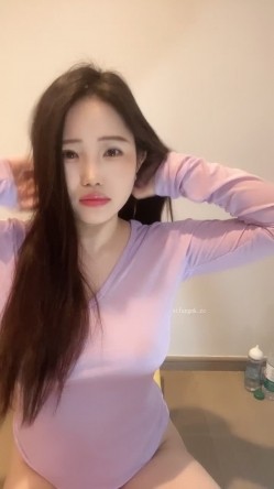 极品尤物小少妇【月亮躲在云朵】天然巨乳 极品无毛馒头粉鲍一线天 甜奶吃鸡吧 大鸡巴插穴怼屏自慰 截图6