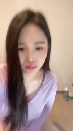 极品尤物小少妇【月亮躲在云朵】天然巨乳 极品无毛馒头粉鲍一线天 甜奶吃鸡吧 大鸡巴插穴怼屏自慰 截图7