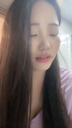 极品尤物小少妇【月亮躲在云朵】天然巨乳 极品无毛馒头粉鲍一线天 甜奶吃鸡吧 大鸡巴插穴怼屏自慰 截图9
