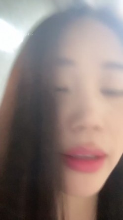 极品尤物小少妇【月亮躲在云朵】天然巨乳 极品无毛馒头粉鲍一线天 甜奶吃鸡吧 大鸡巴插穴怼屏自慰 截图11