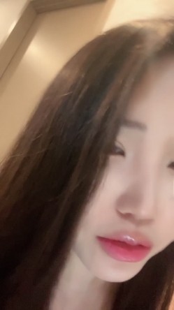 极品尤物小少妇【月亮躲在云朵】天然巨乳 极品无毛馒头粉鲍一线天 甜奶吃鸡吧 大鸡巴插穴怼屏自慰 截图12